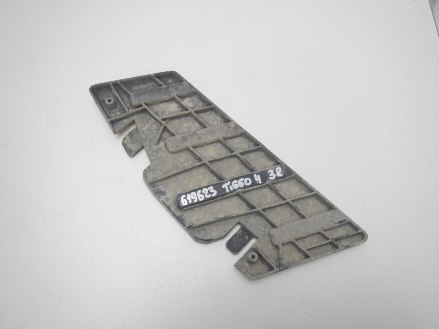 Кронштейн заднего бампера правый