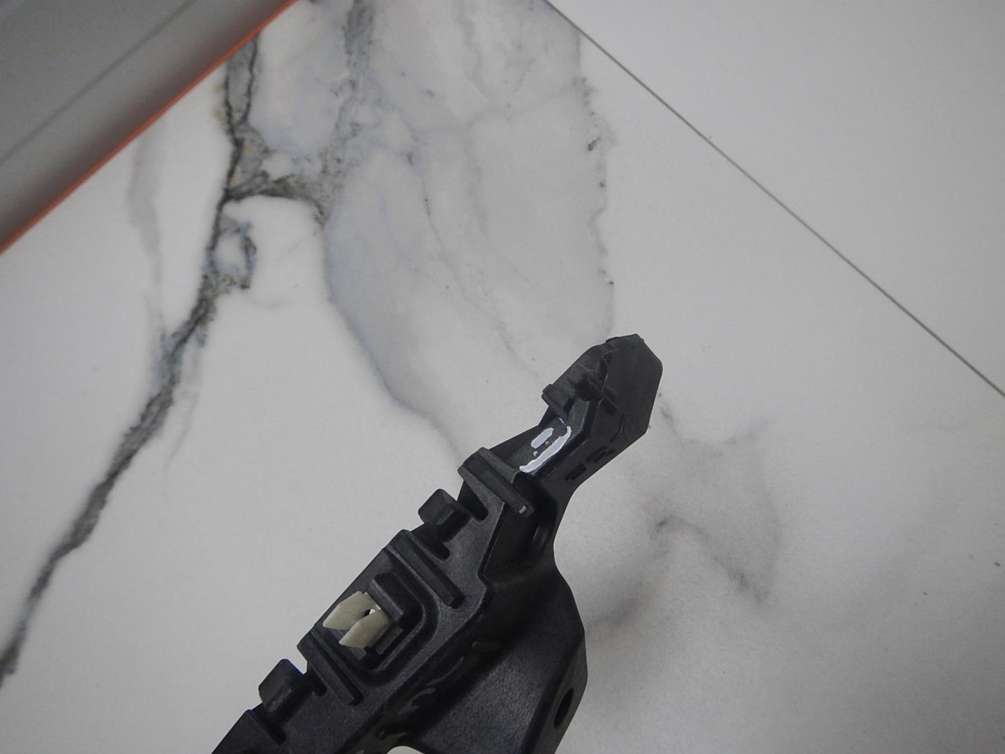 Кронштейн переднего бампера левый