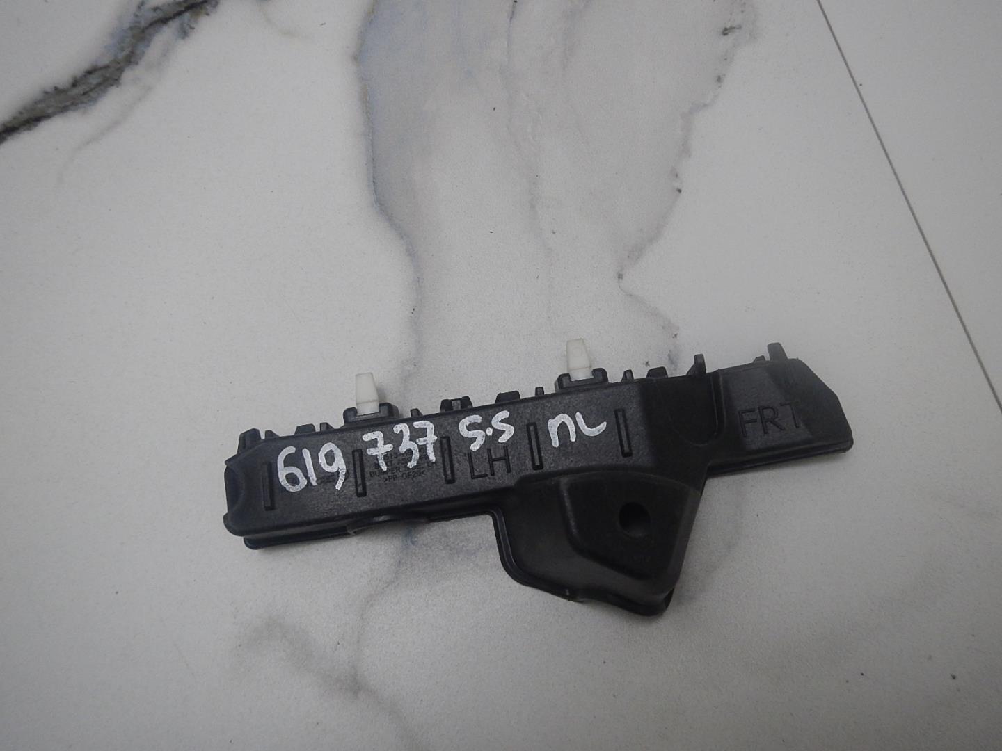 Кронштейн переднего бампера левый