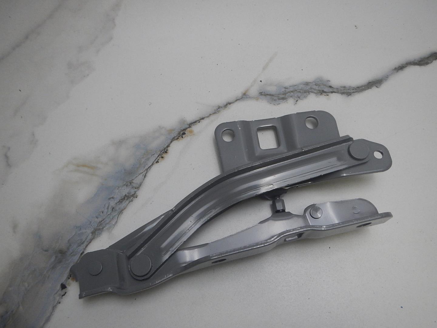 Петля капота правая