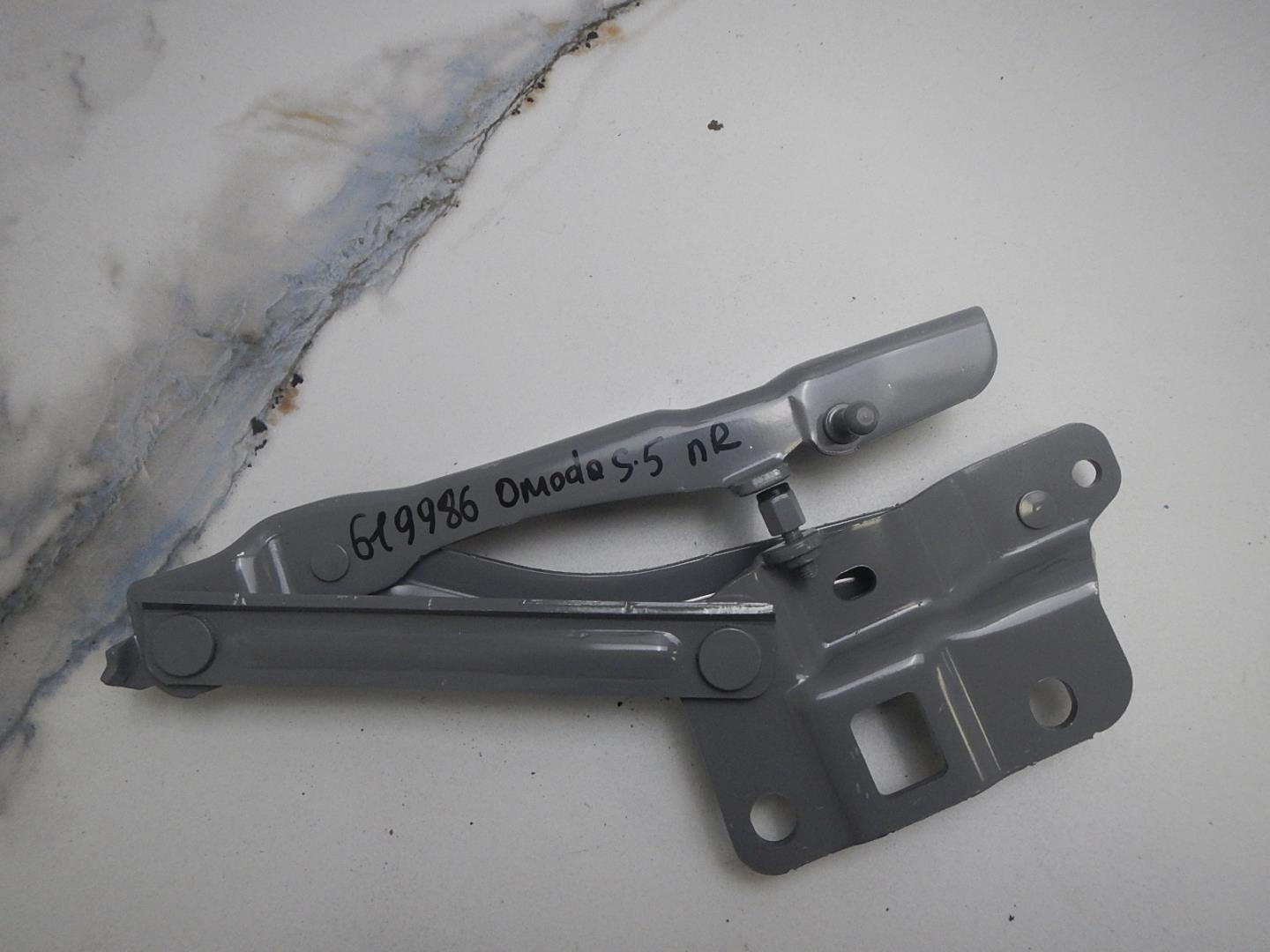 Петля капота правая