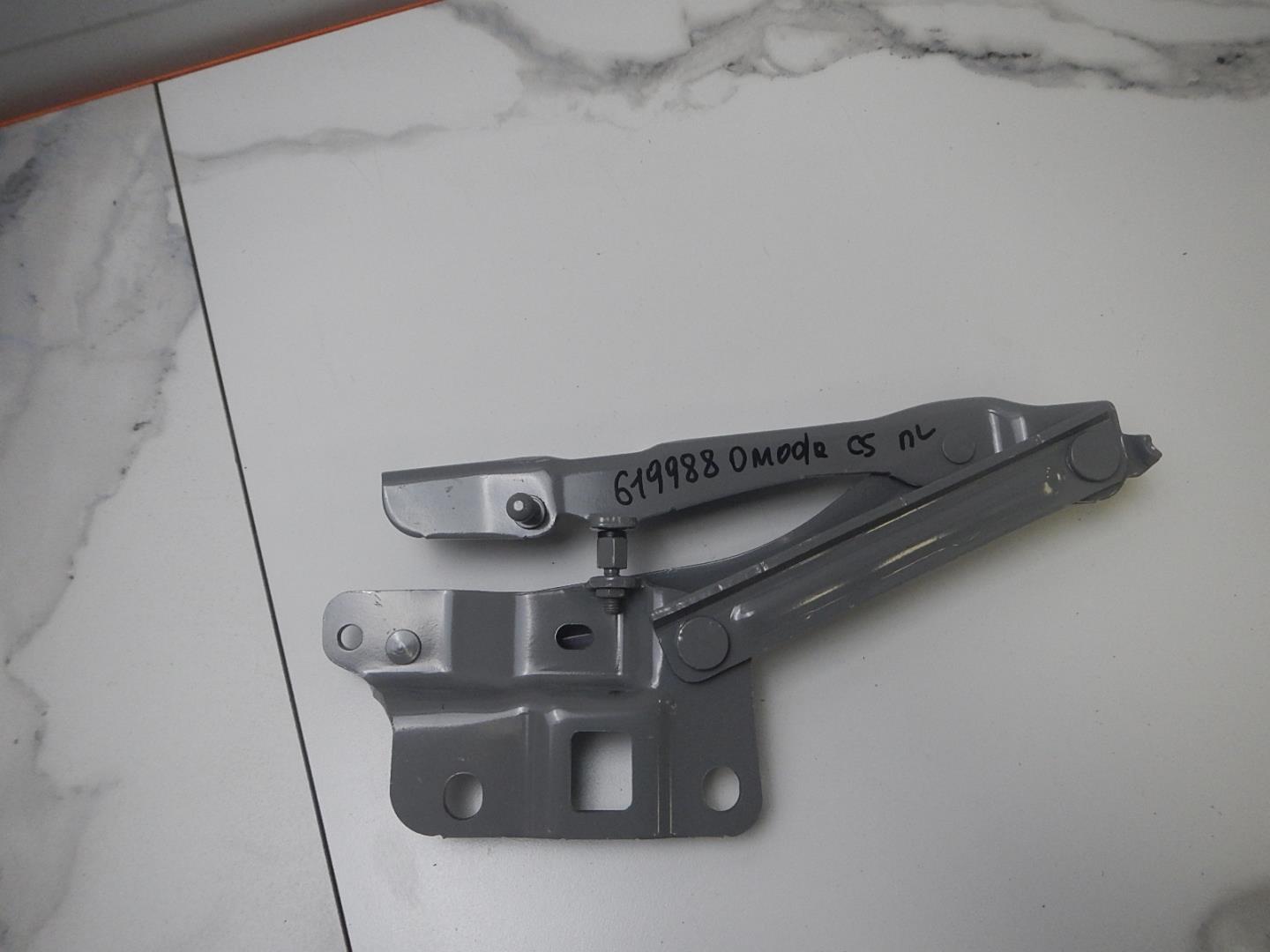 Петля капота левая