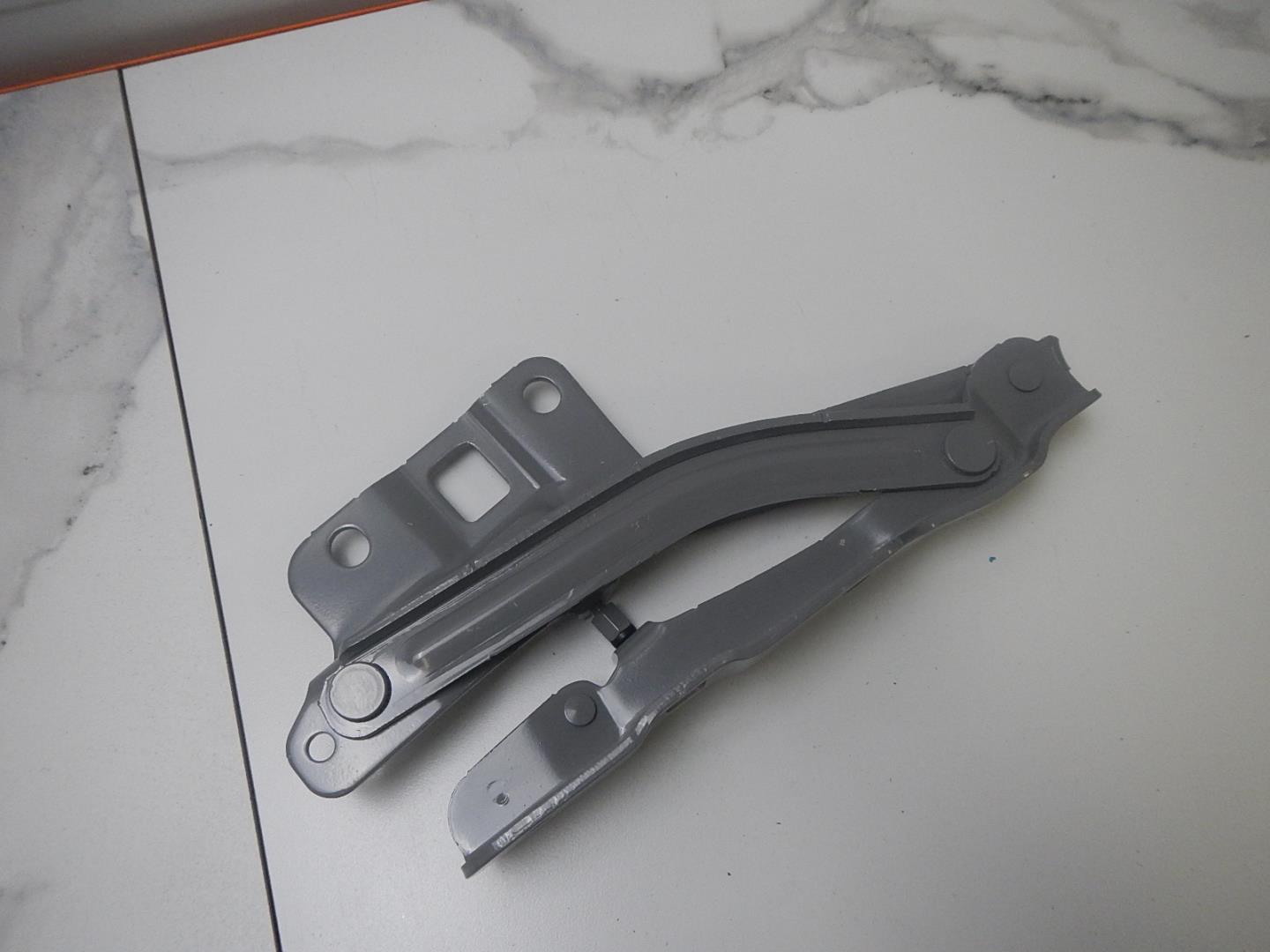 Петля капота левая