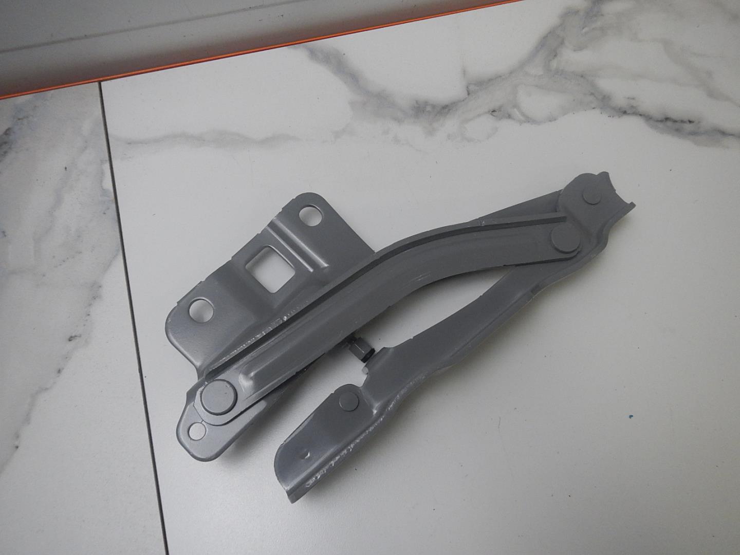 Петля капота левая