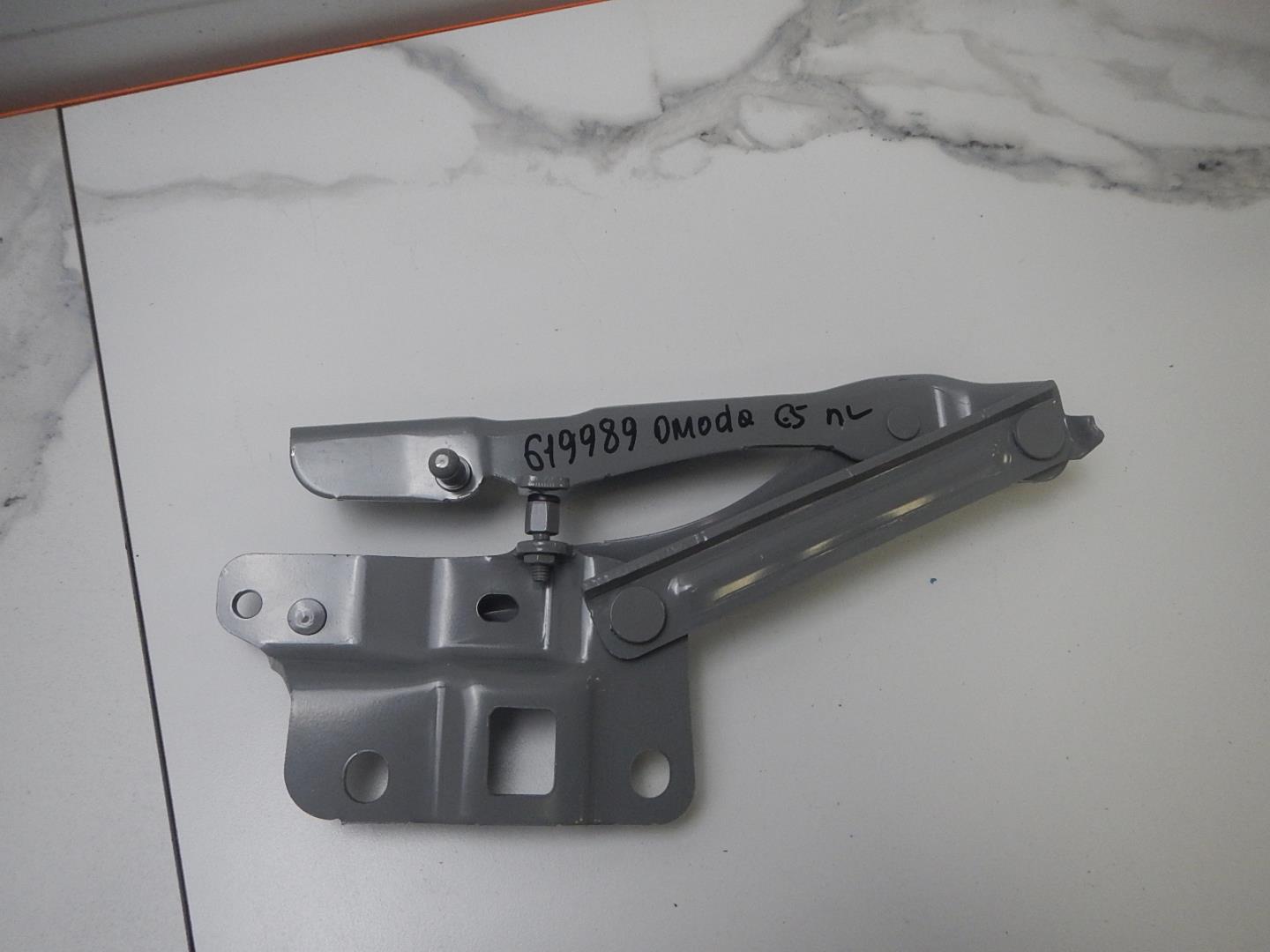 Петля капота левая