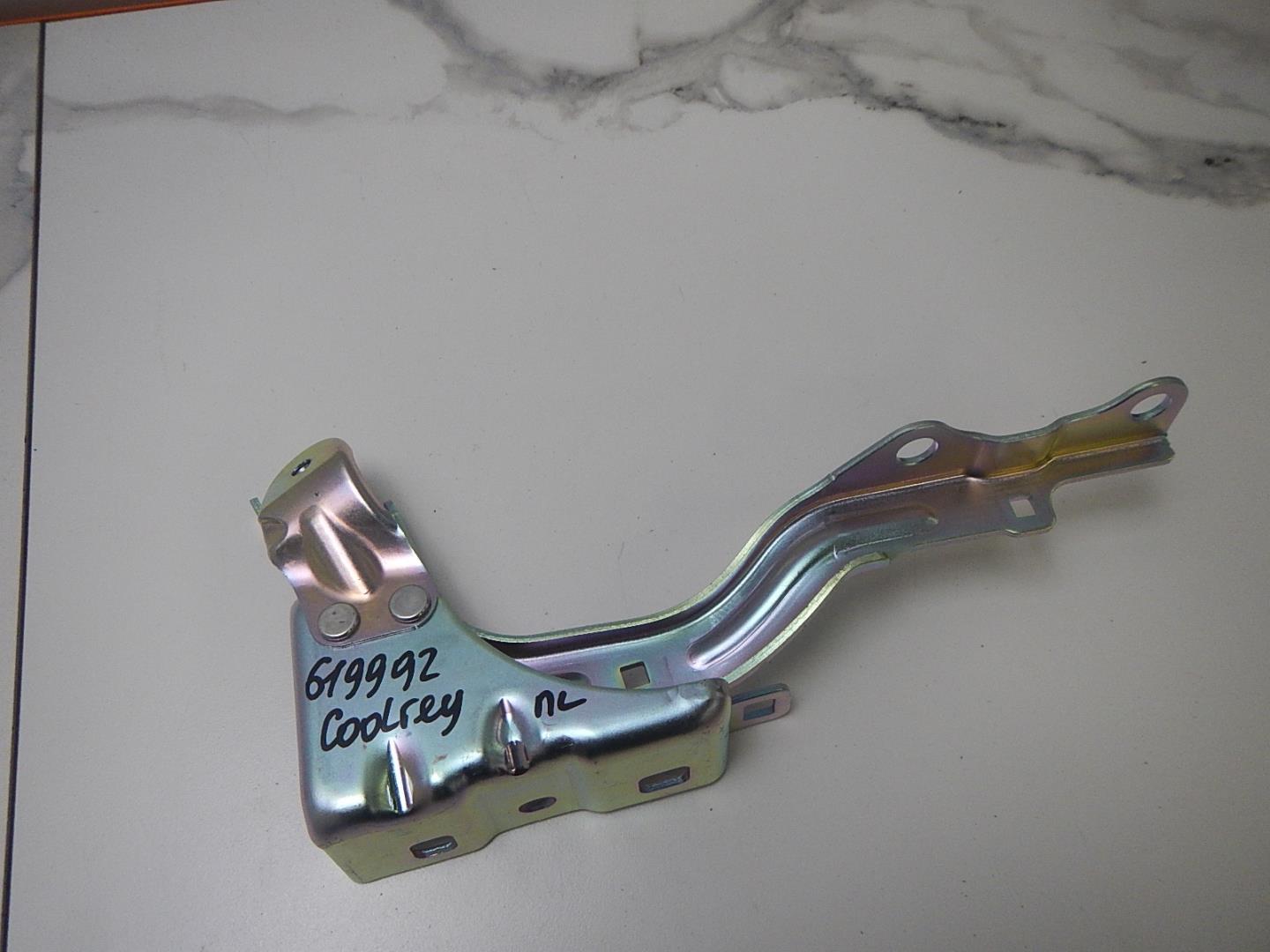 Петля капота левая