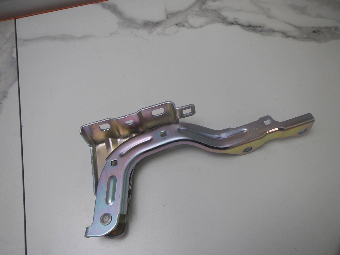 Петля капота левая