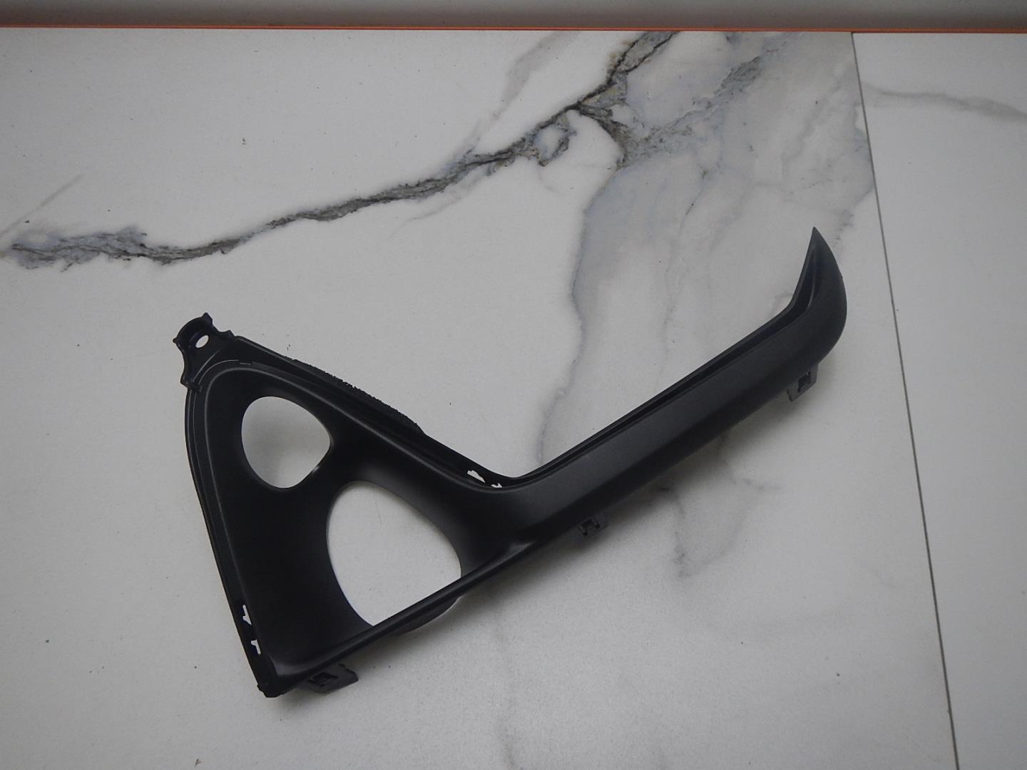 Рамка противотуманной фары правой