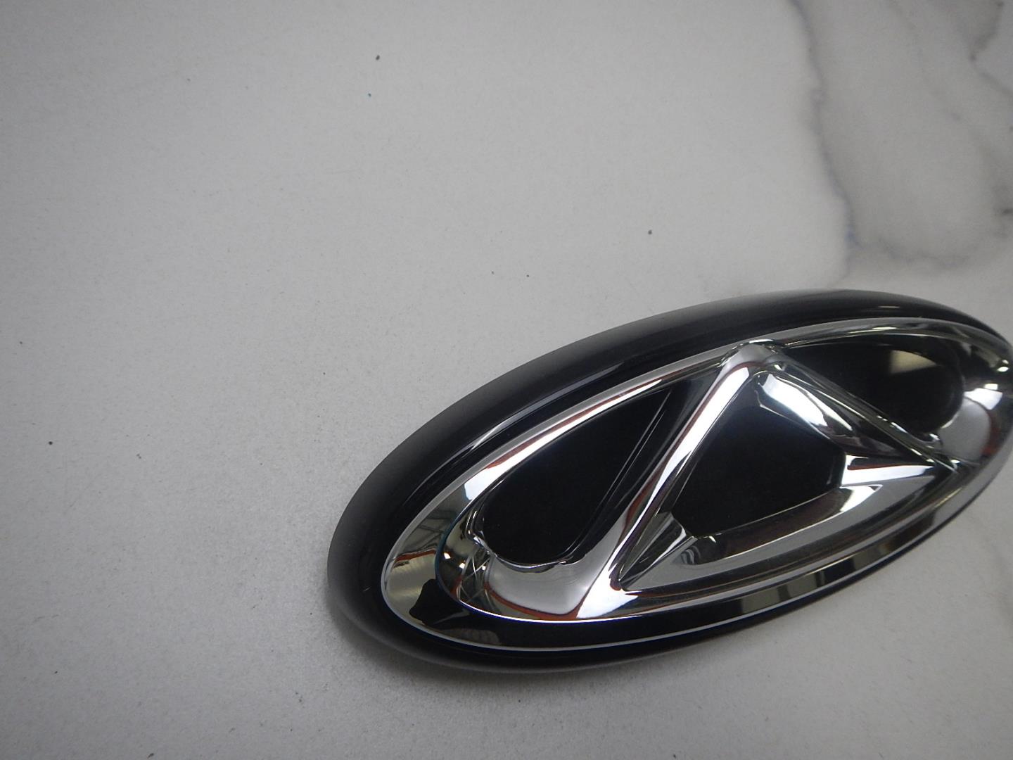 Эмблема на крышку багажника