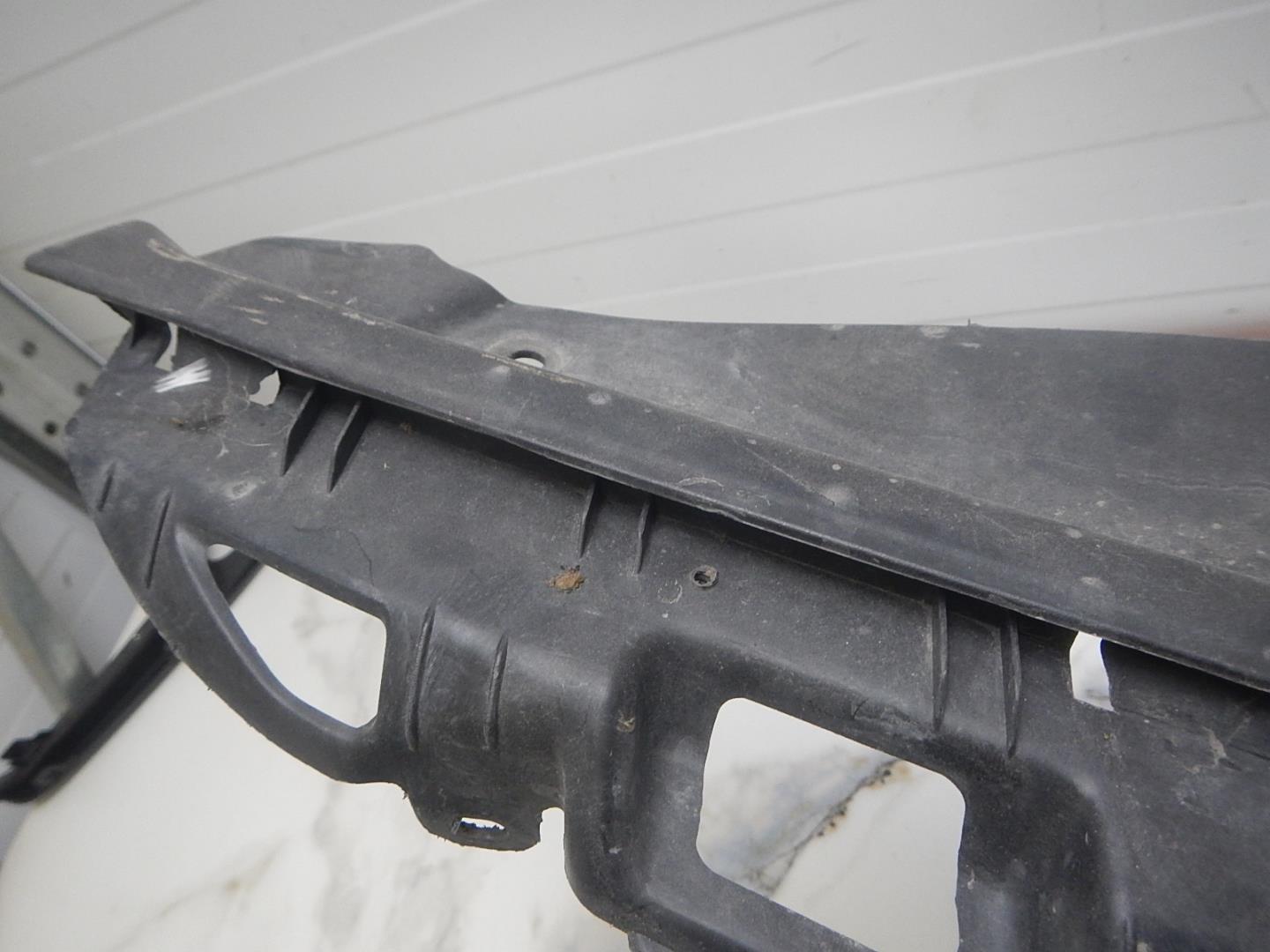 Кожух замка капота