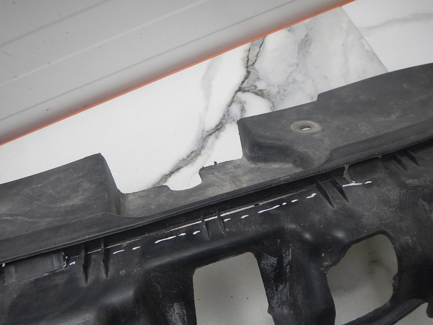 Кожух замка капота