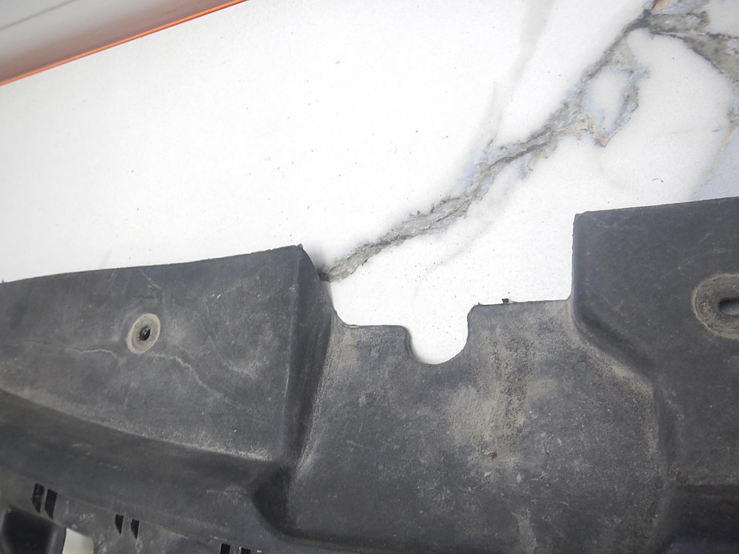 Кожух замка капота