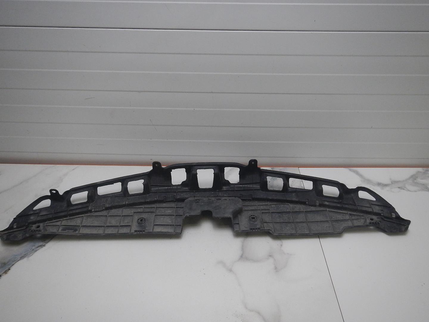 Кожух замка капота