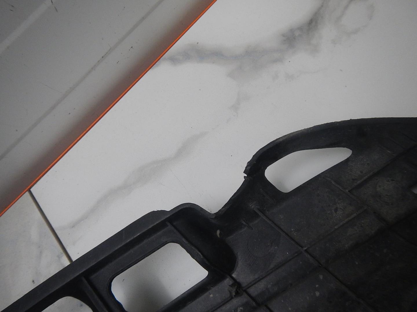 Кожух замка капота