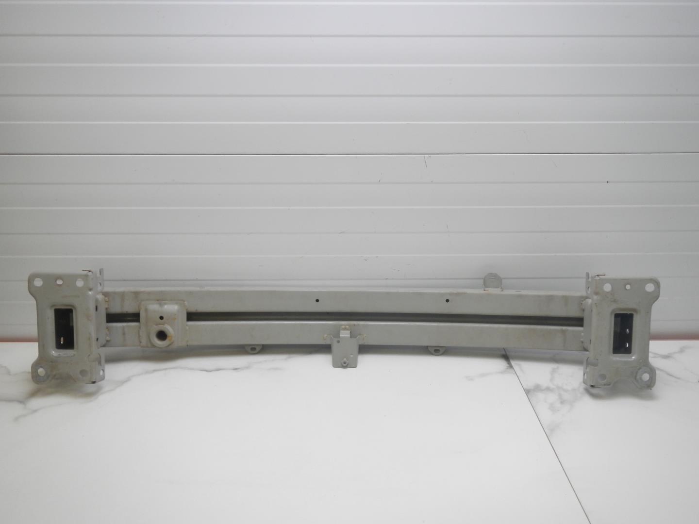 Усилитель переднего бампера