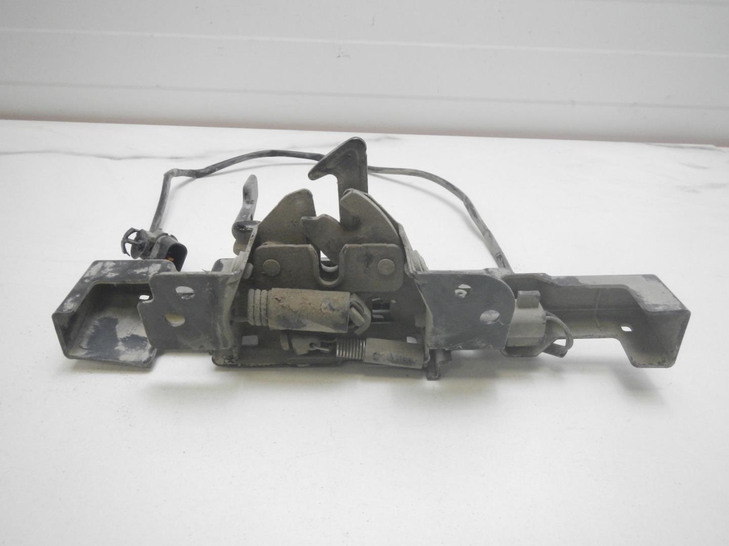 Замок капота