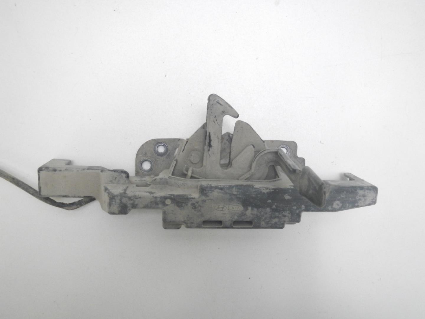 Замок капота