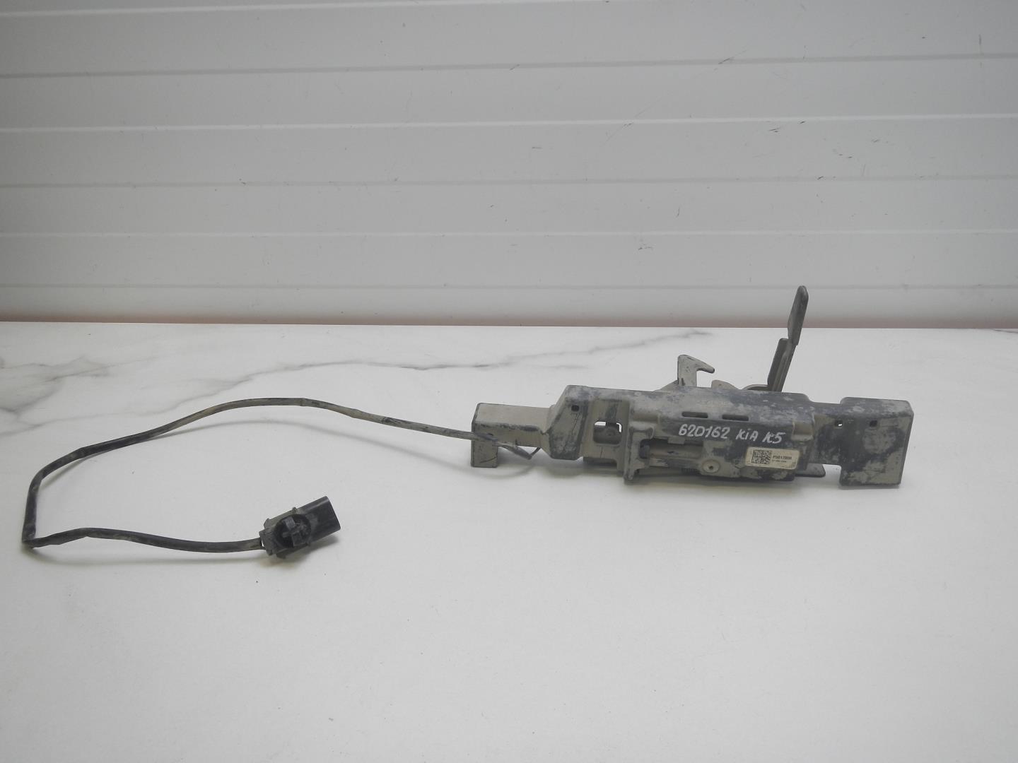 Замок капота