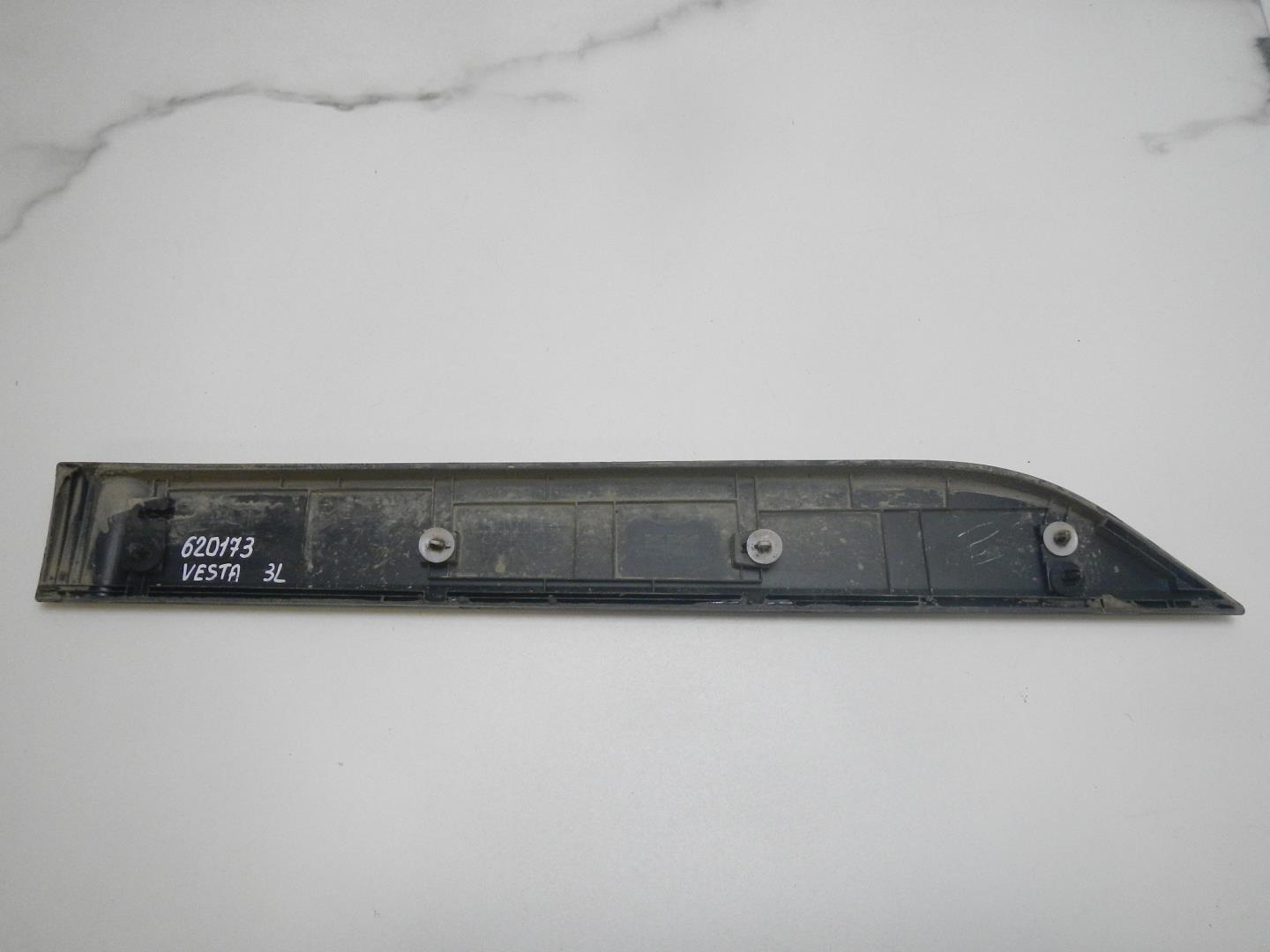 Молдинг задней левой двери