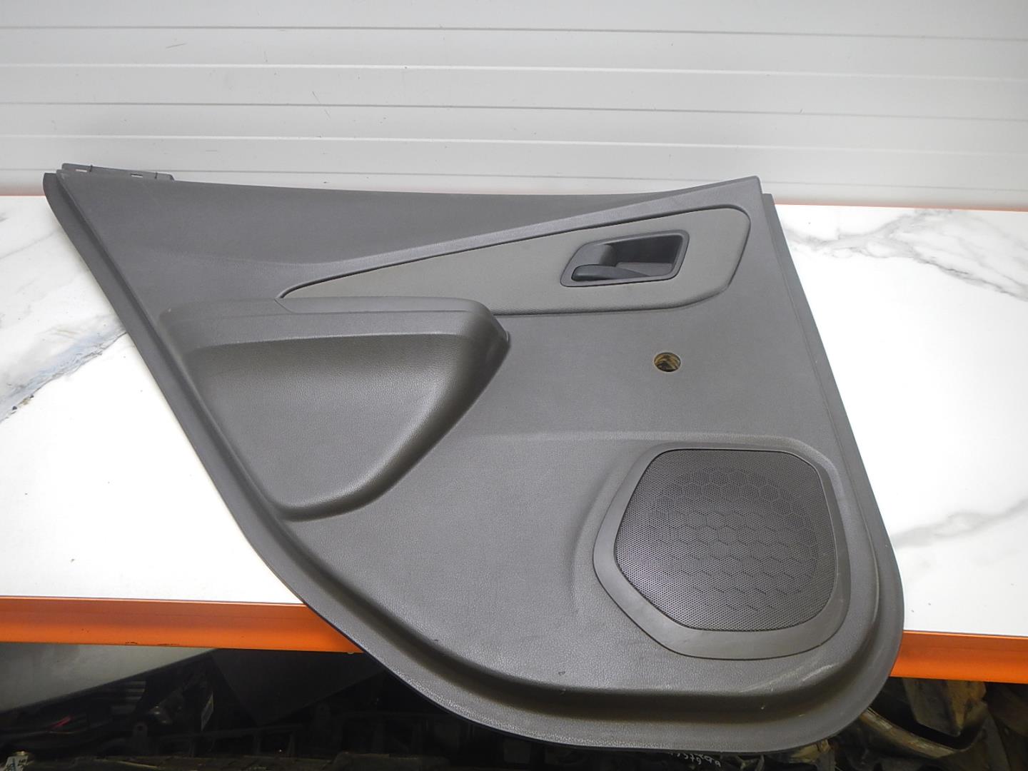 Обшивка двери задней левой