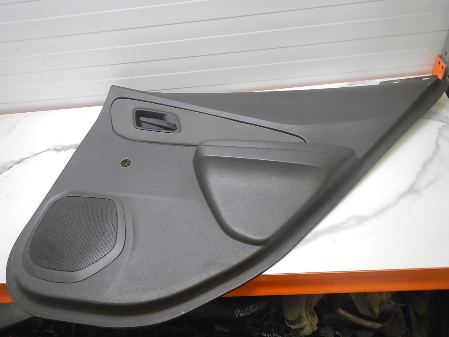 Обшивка двери задней правой