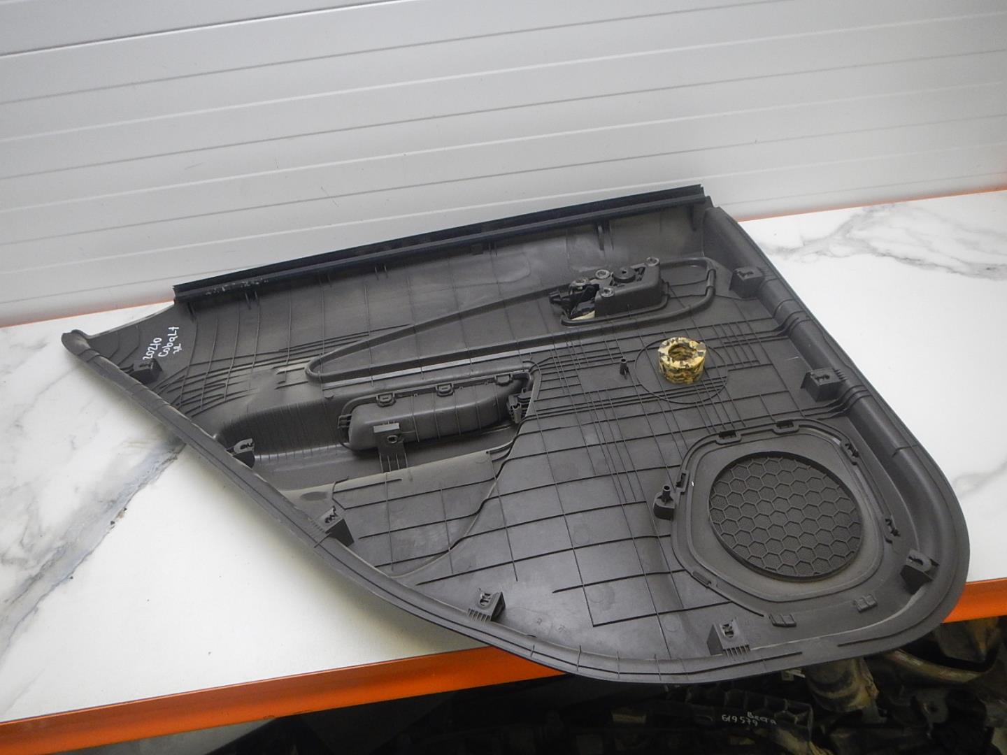 Обшивка двери задней правой