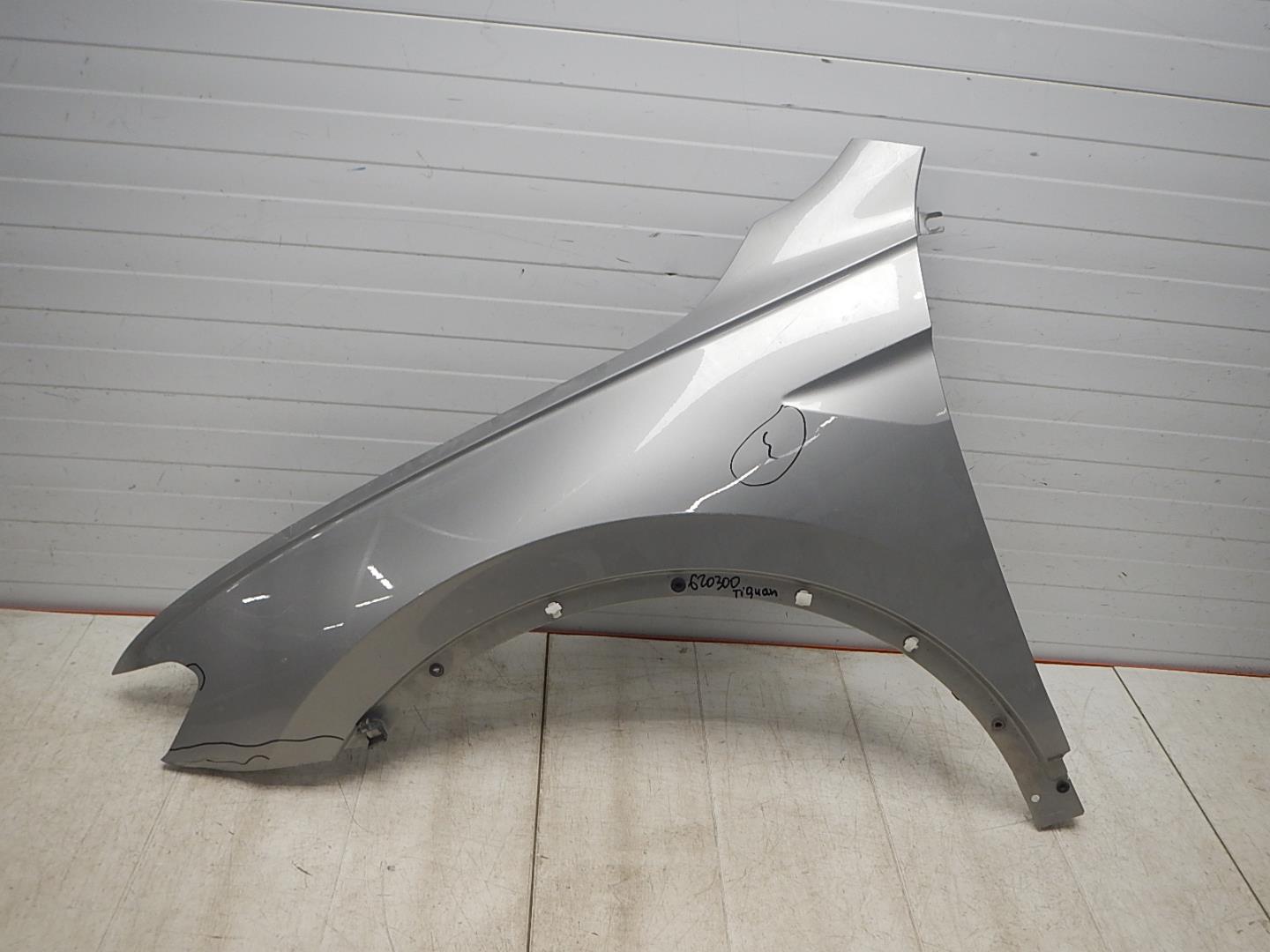 Крыло переднее левое