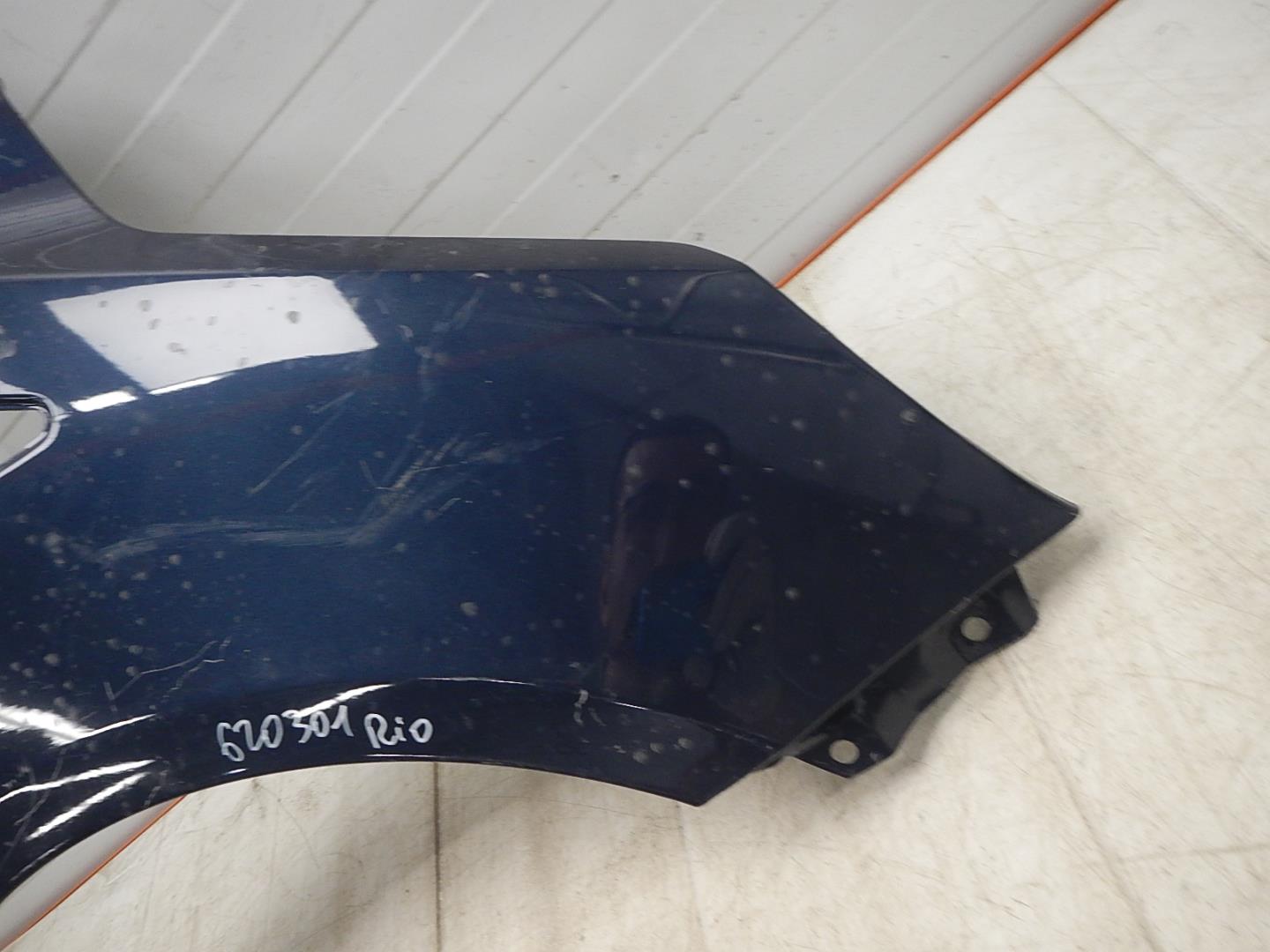 Крыло переднее правое