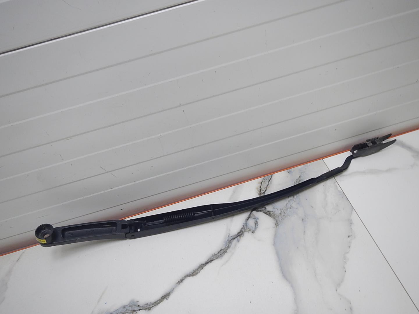 Поводок стеклоочистителя передний правый