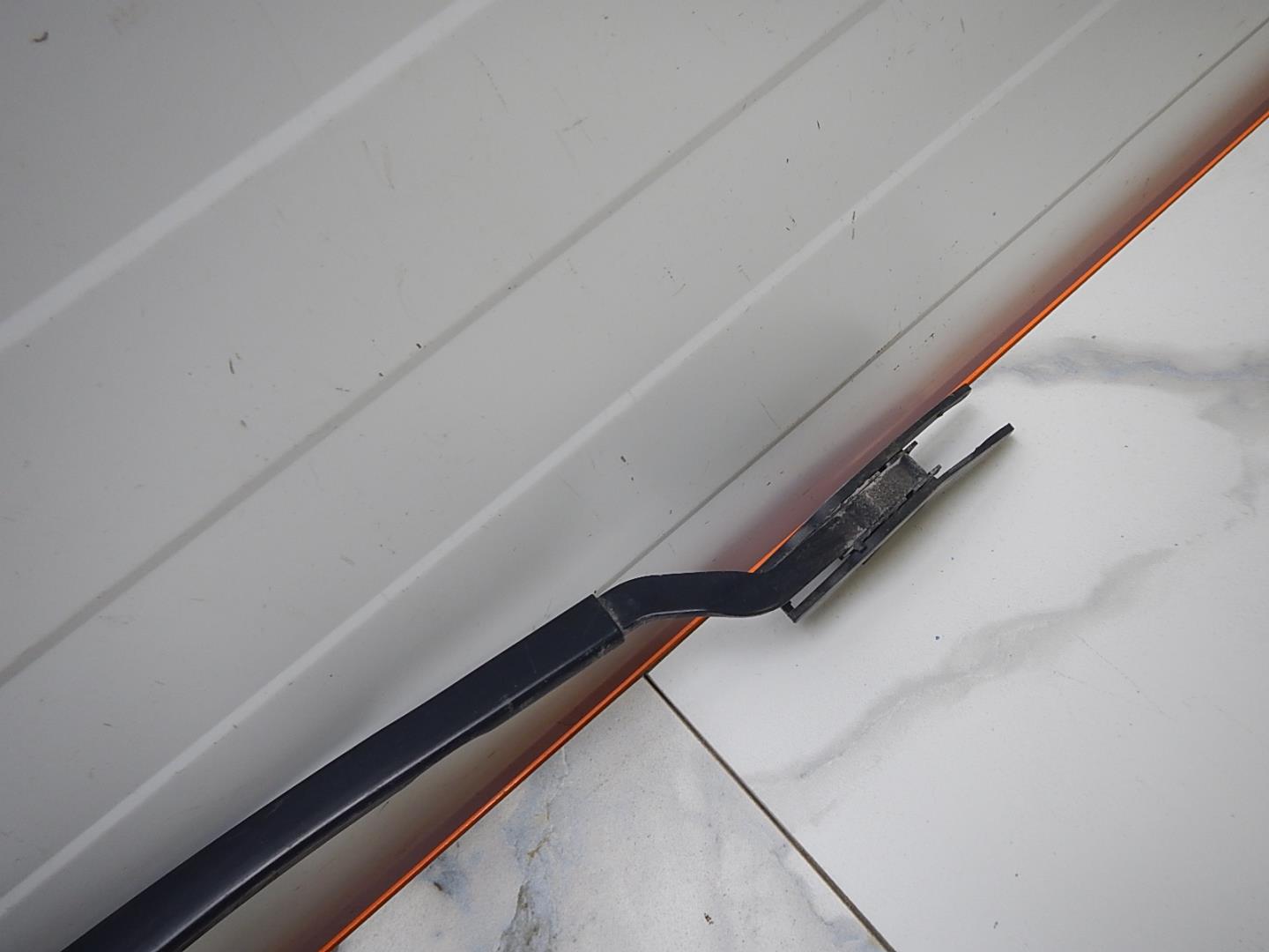 Поводок стеклоочистителя передний правый