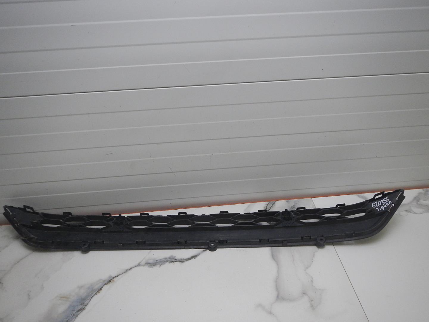 Решетка в бампер центральная