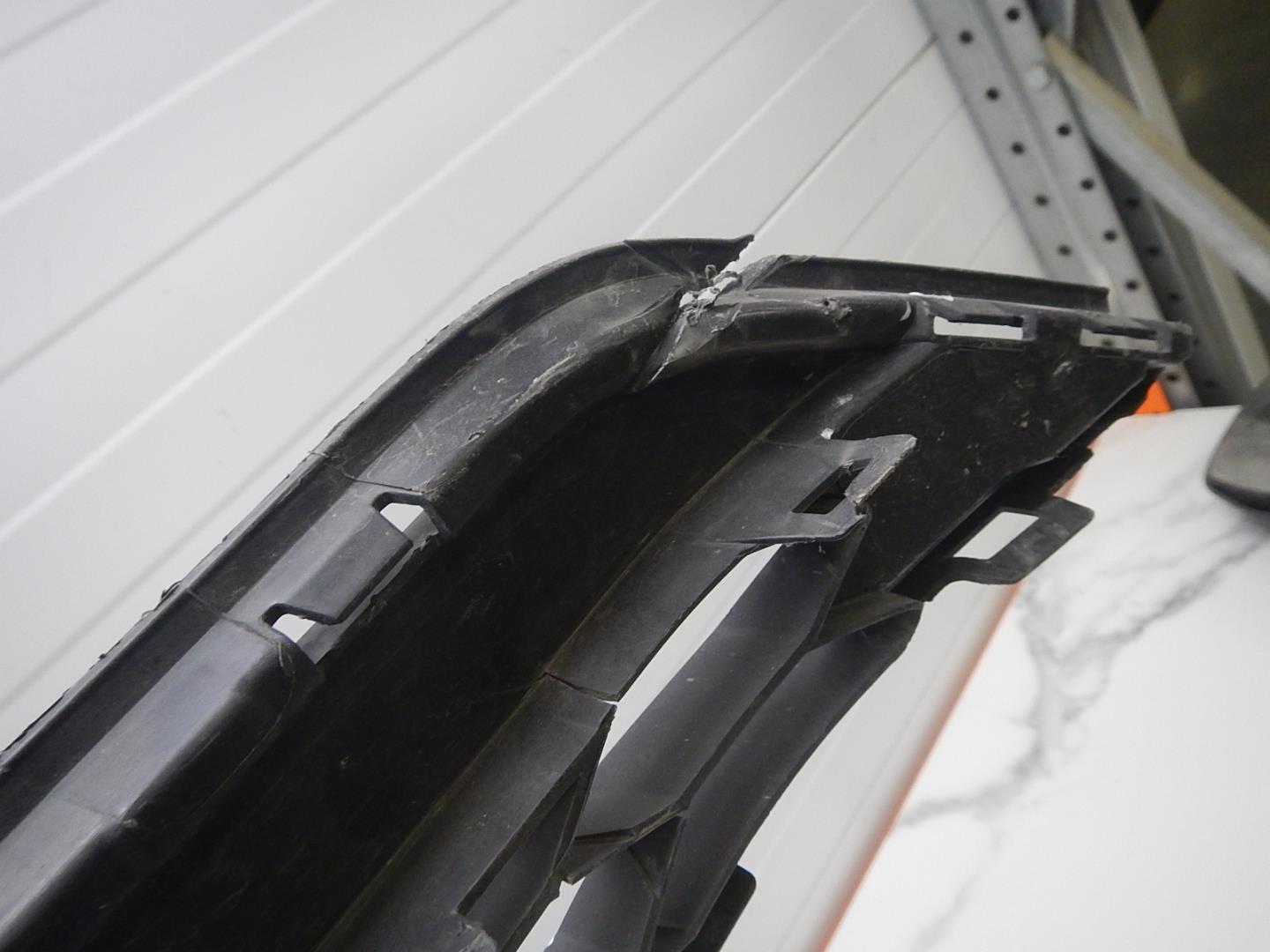 Решетка в бампер центральная