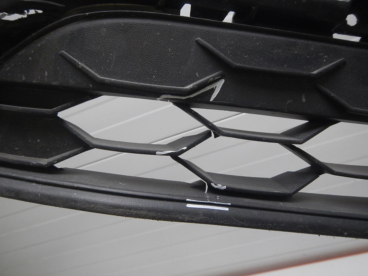 Решетка в бампер центральная