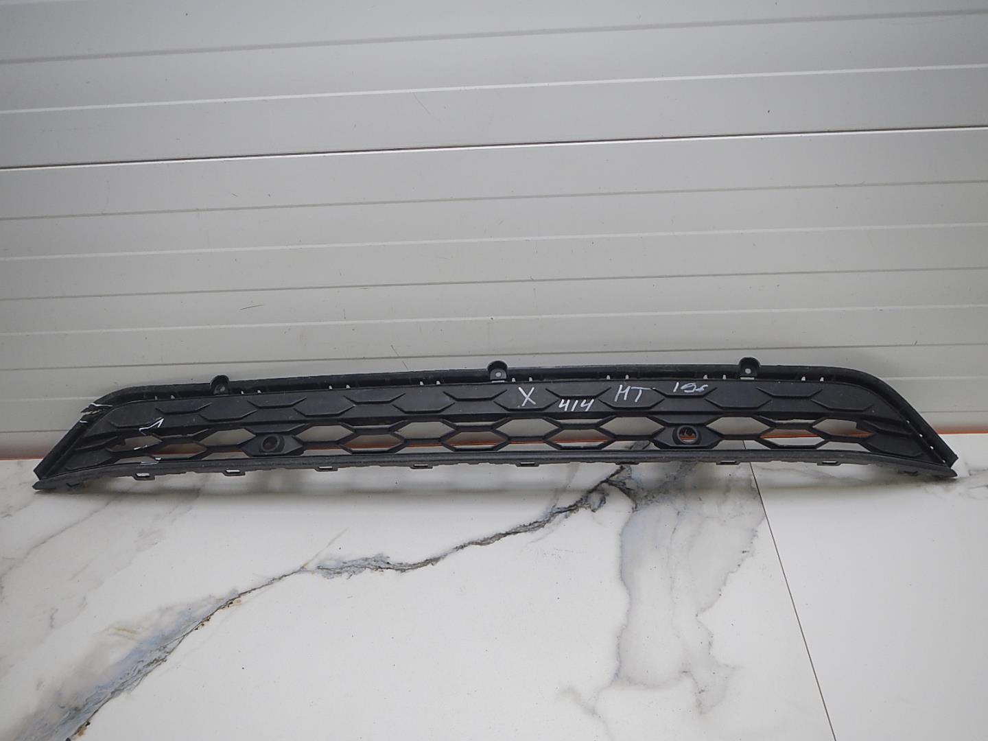 Решетка в бампер центральная