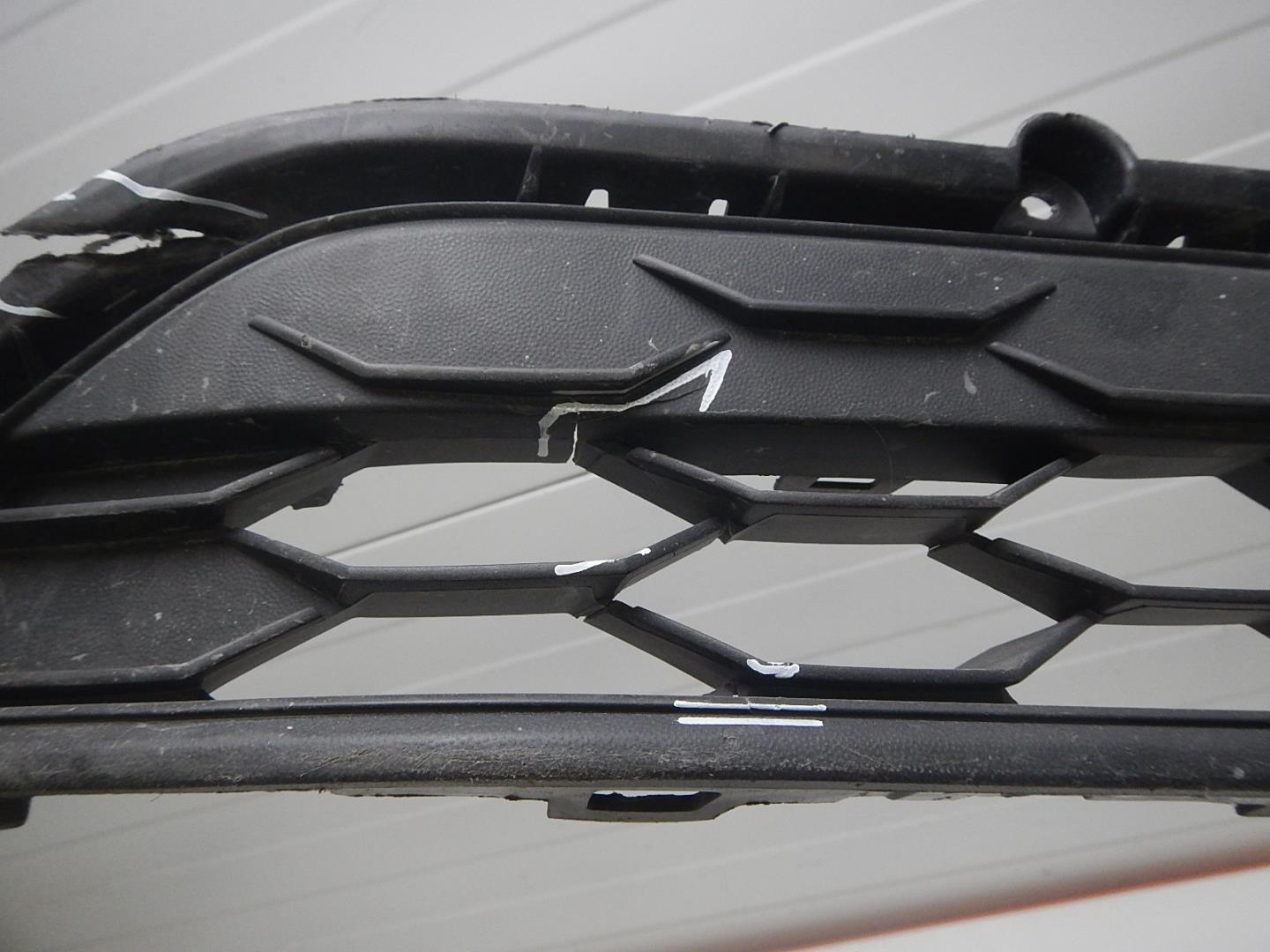 Решетка в бампер центральная