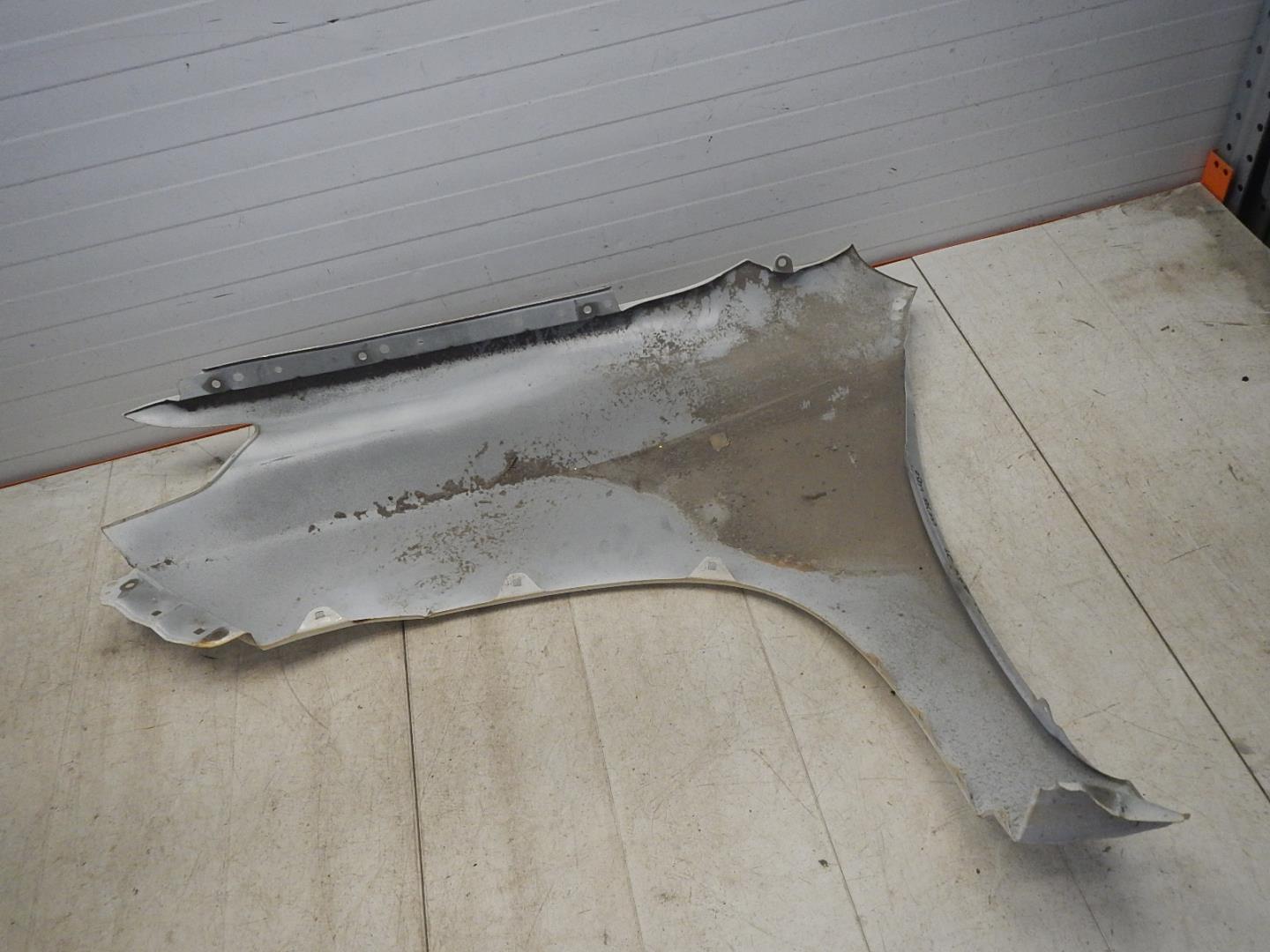 Крыло переднее правое