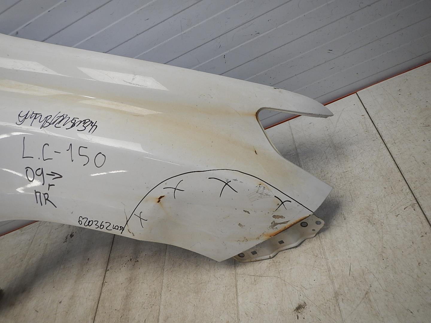 Крыло переднее правое