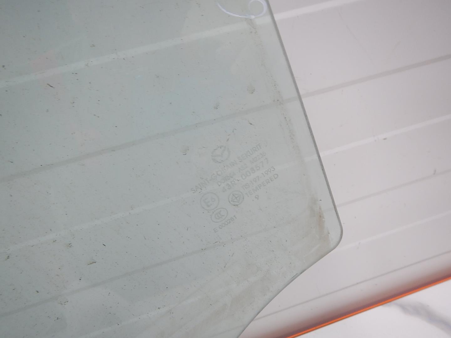 Стекло двери задней левой