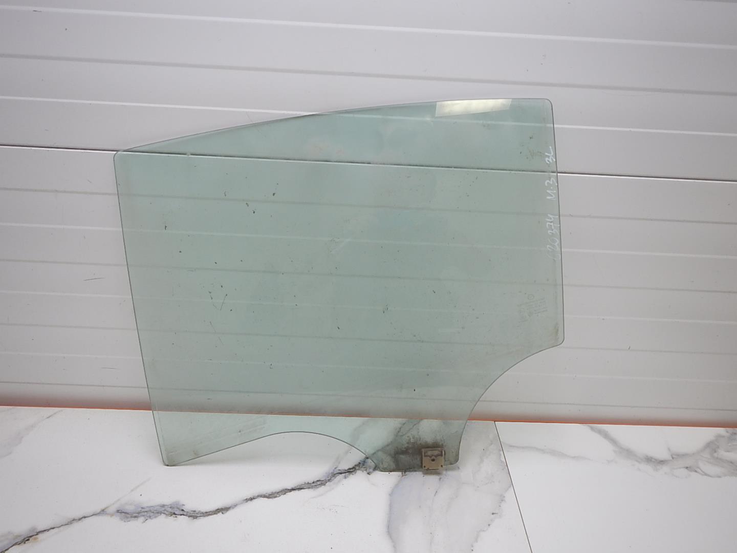 Стекло двери задней левой