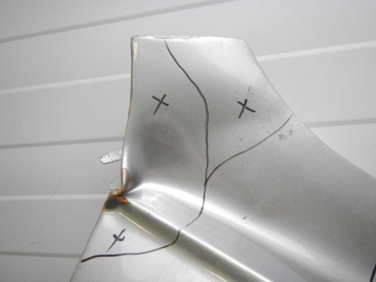 Крыло переднее правое