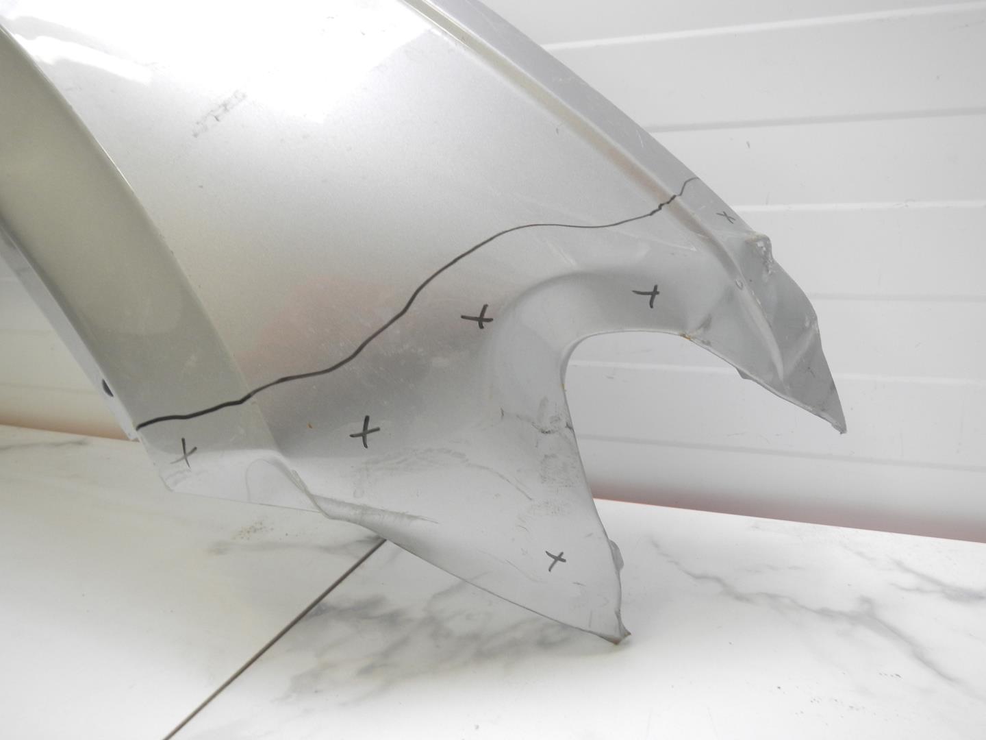 Крыло переднее правое