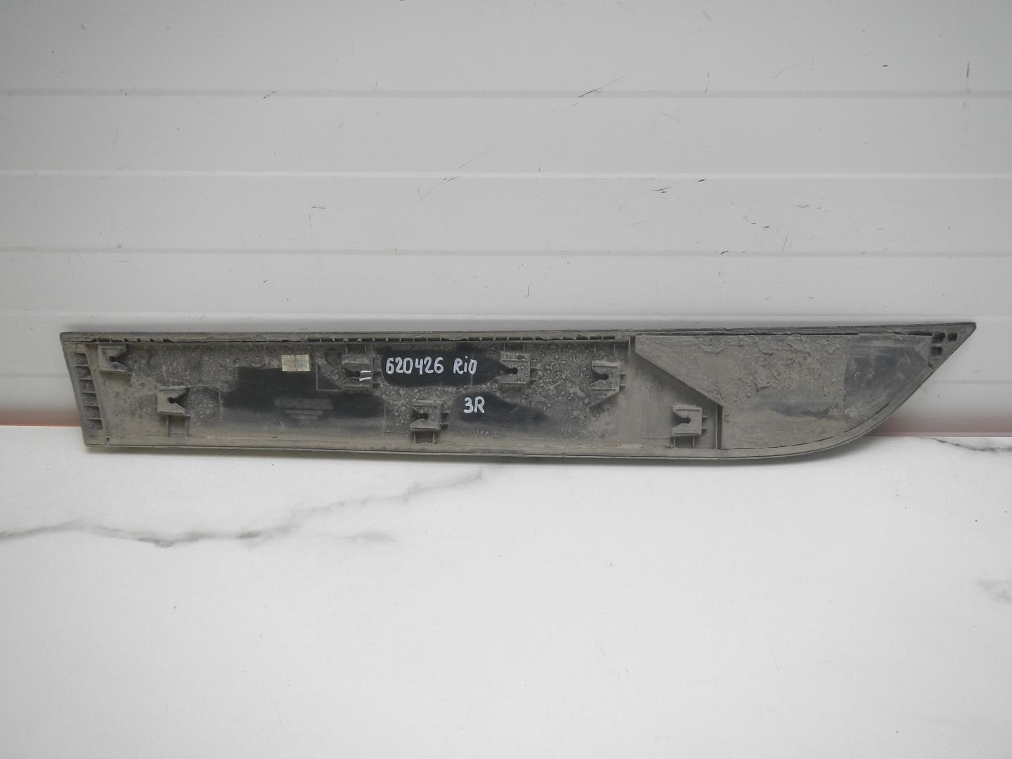 Молдинг задней правой двери