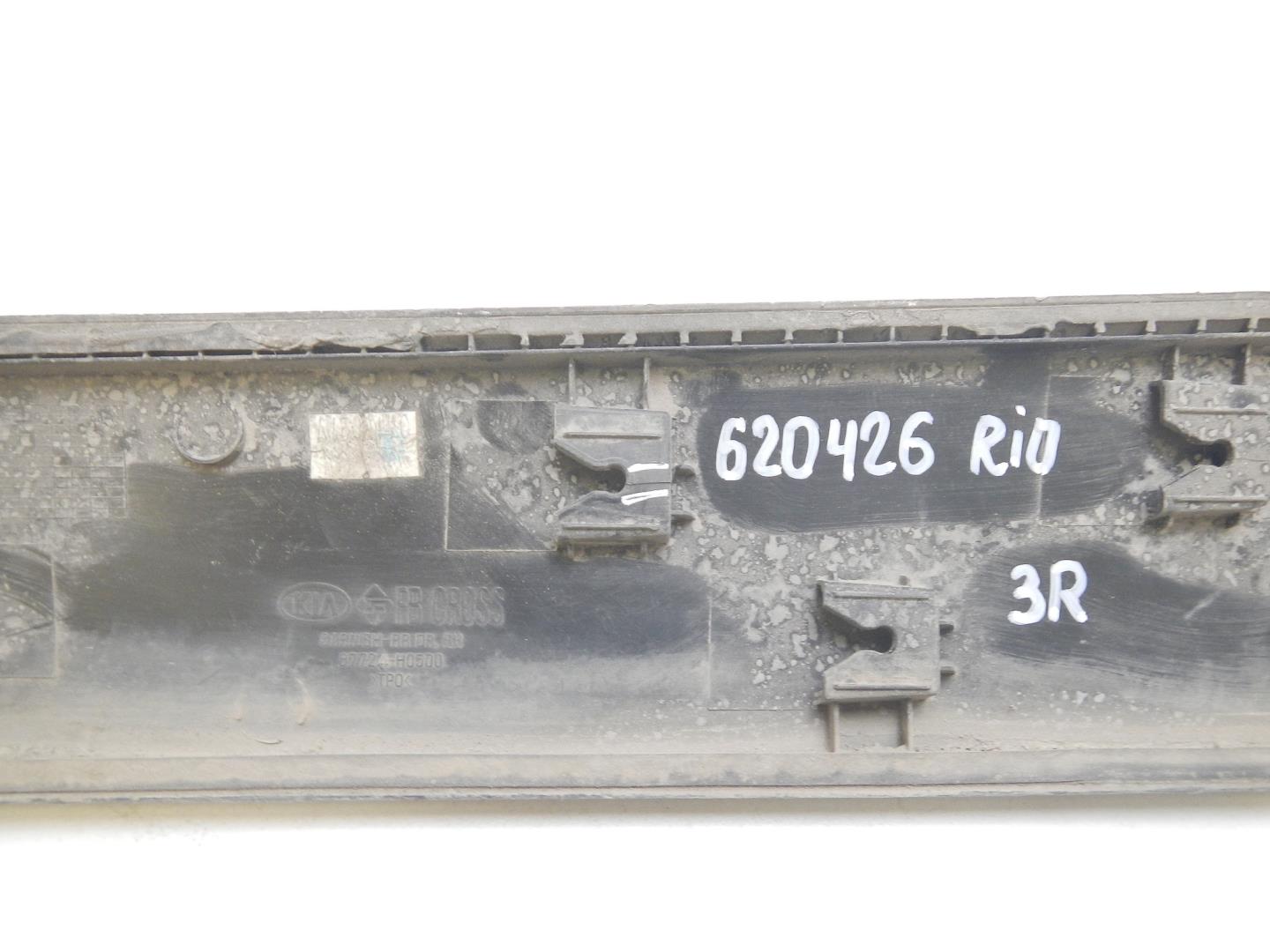 Молдинг задней правой двери