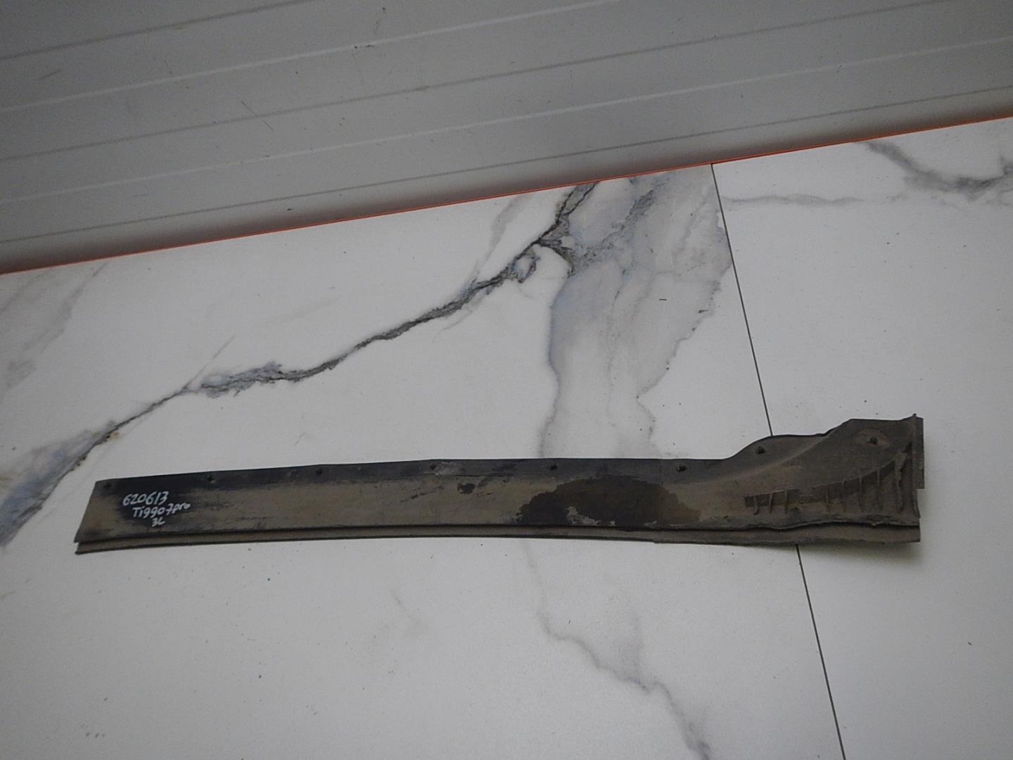 Уплотнитель задней левой двери