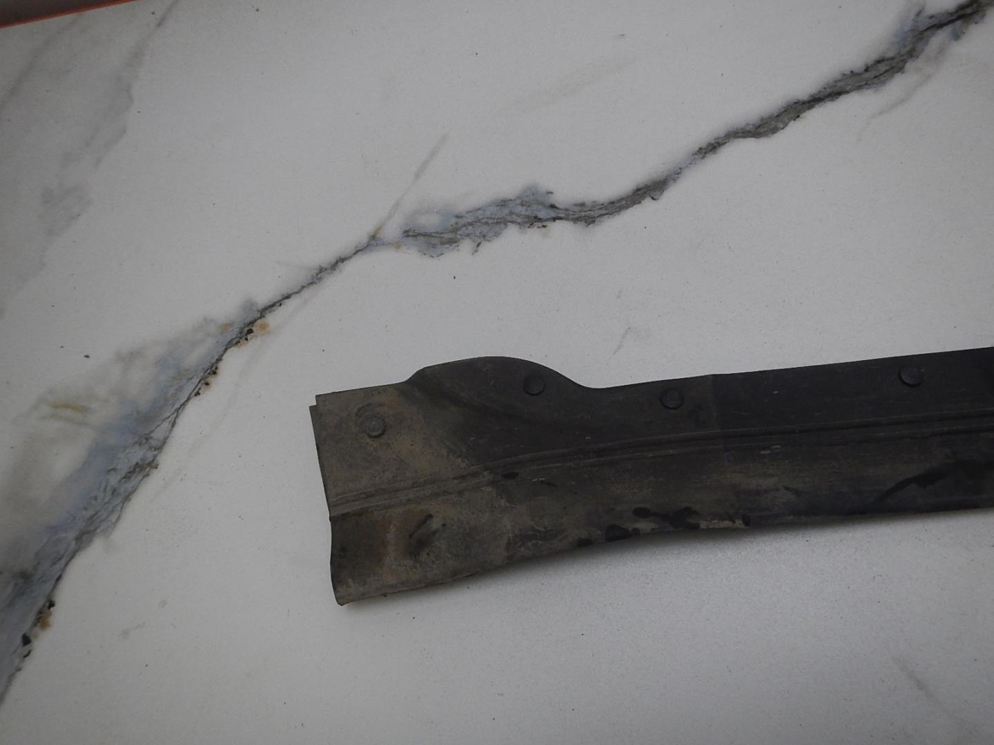 Уплотнитель задней левой двери