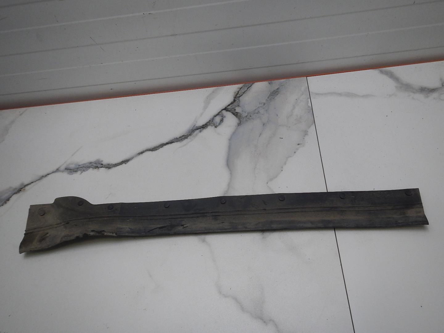 Уплотнитель задней левой двери