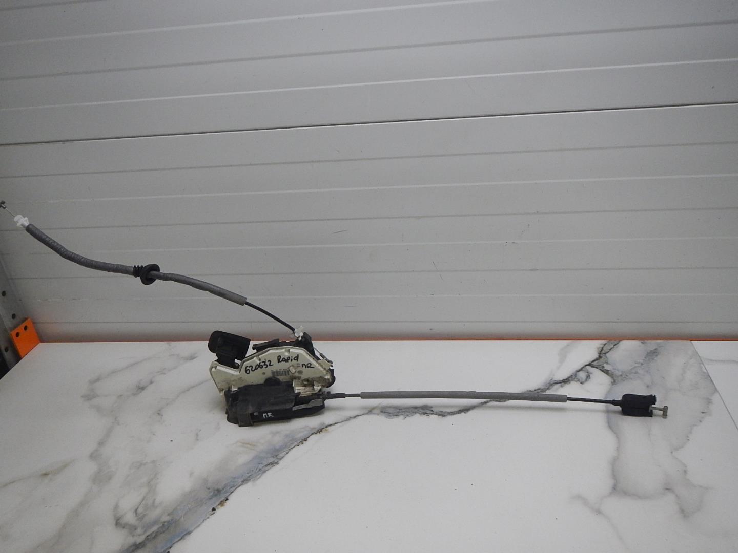 Замок двери передней правой