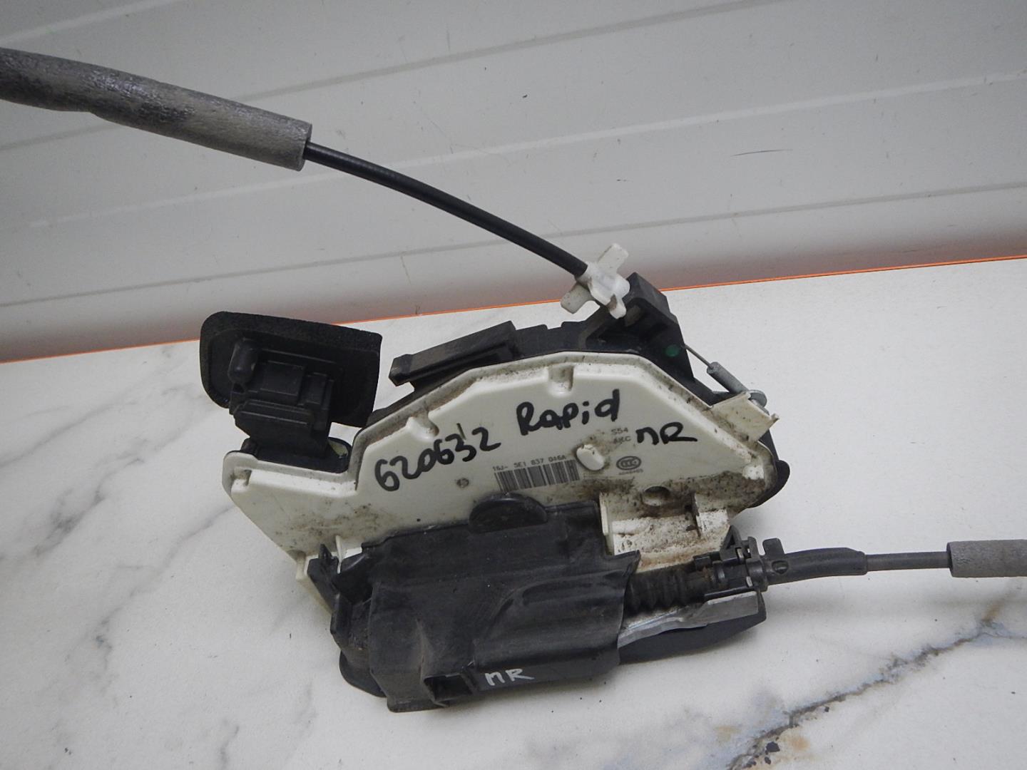 Замок двери передней правой