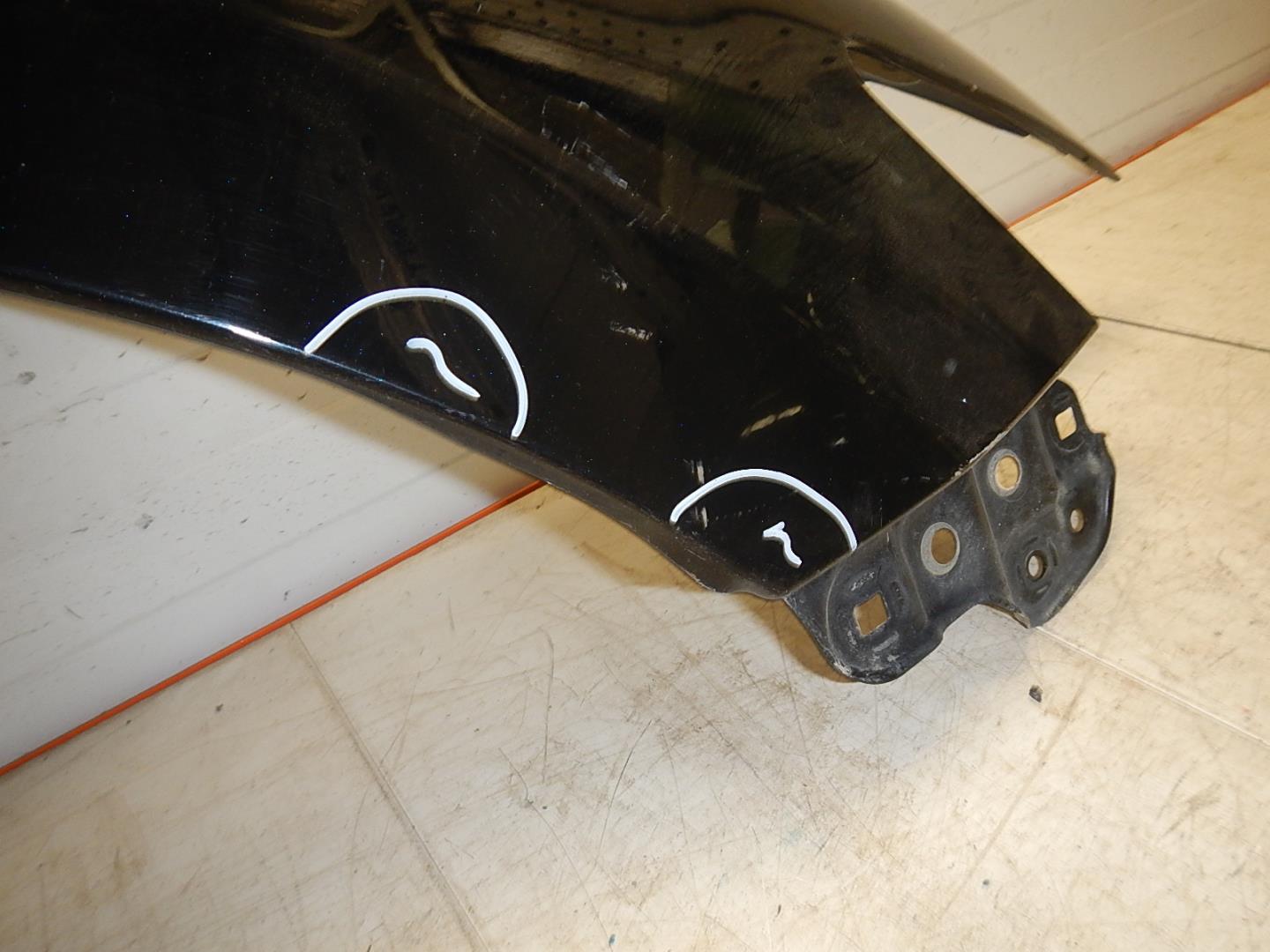 Крыло переднее правое