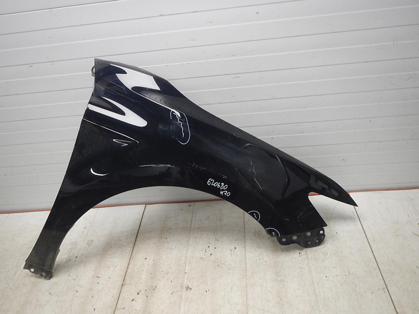 Крыло переднее правое